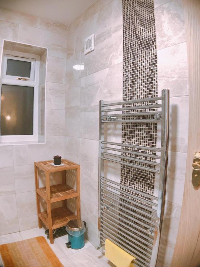 Comfortable Double Bedroom Lovely Bungalow Apartment