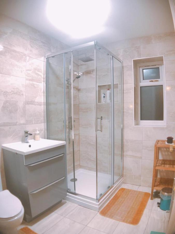 Comfortable Double Bedroom Lovely Bungalow Apartment *