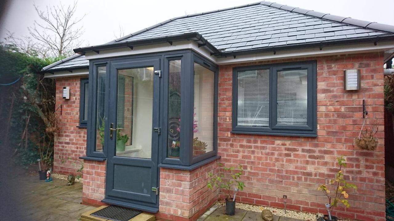 Comfortable Double Bedroom Lovely Bungalow Apartment *