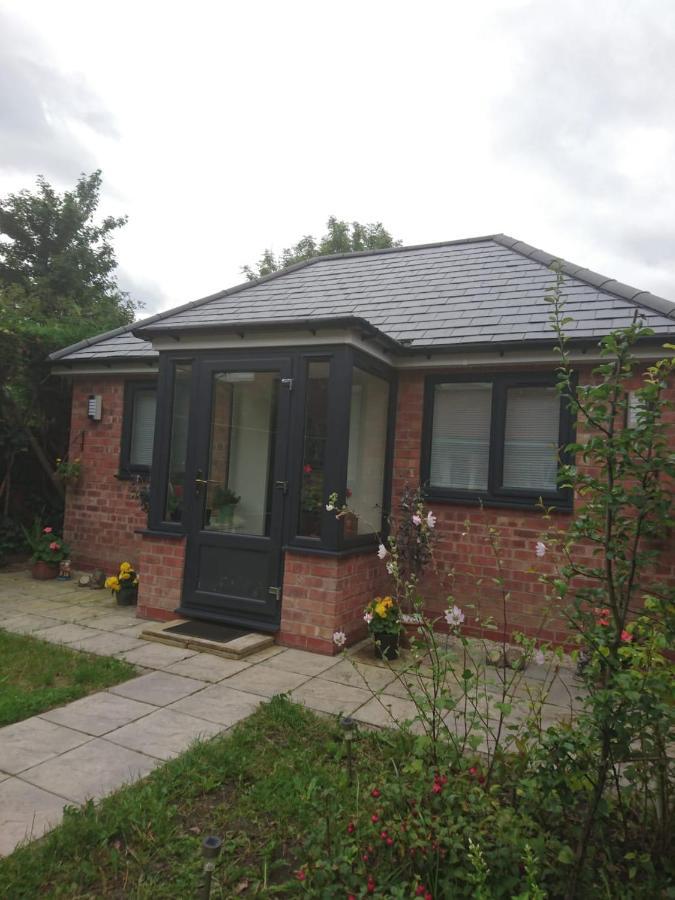 Comfortable Double Bedroom Lovely Bungalow Apartment *