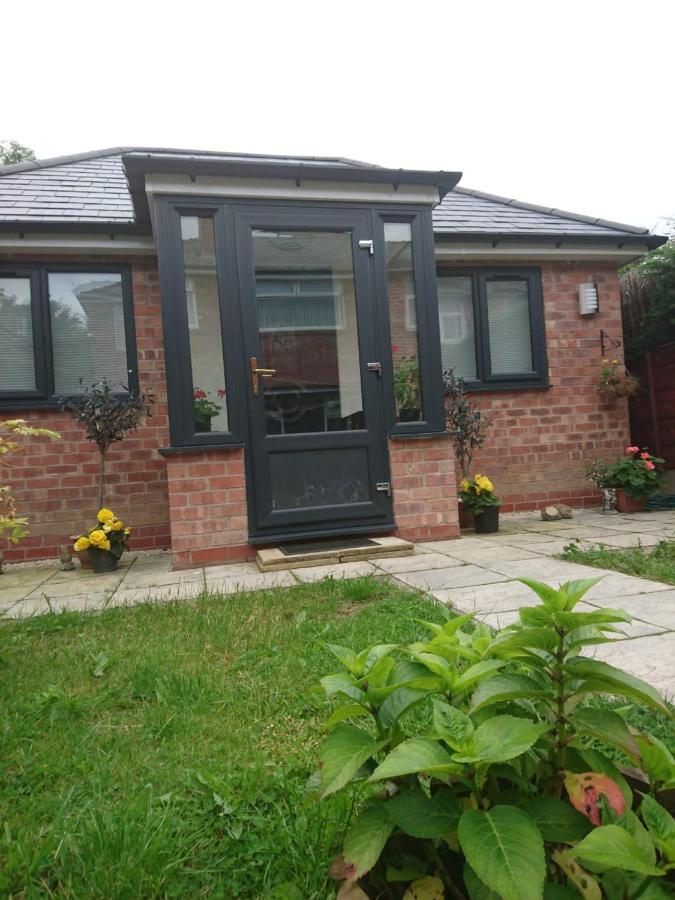 Comfortable Double Bedroom Lovely Bungalow Manchester