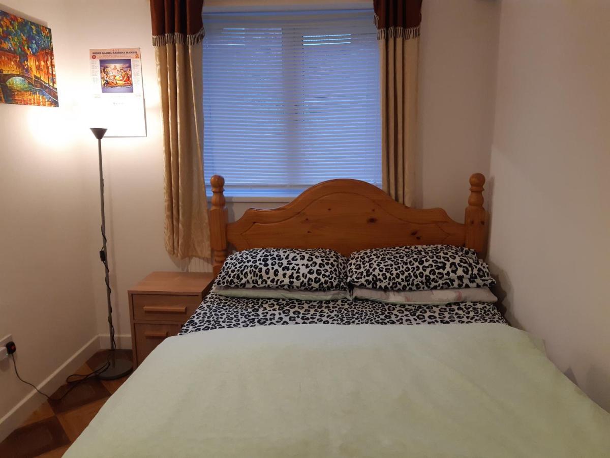 Comfortable Double Bedroom Lovely Bungalow Apartment Manchester